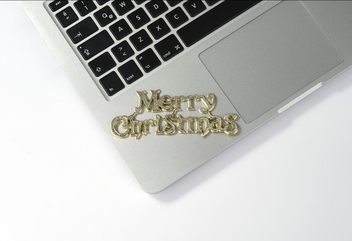 Design en personalisatie: kleuren, lettertypes en afwerkingen voor wenskaarten