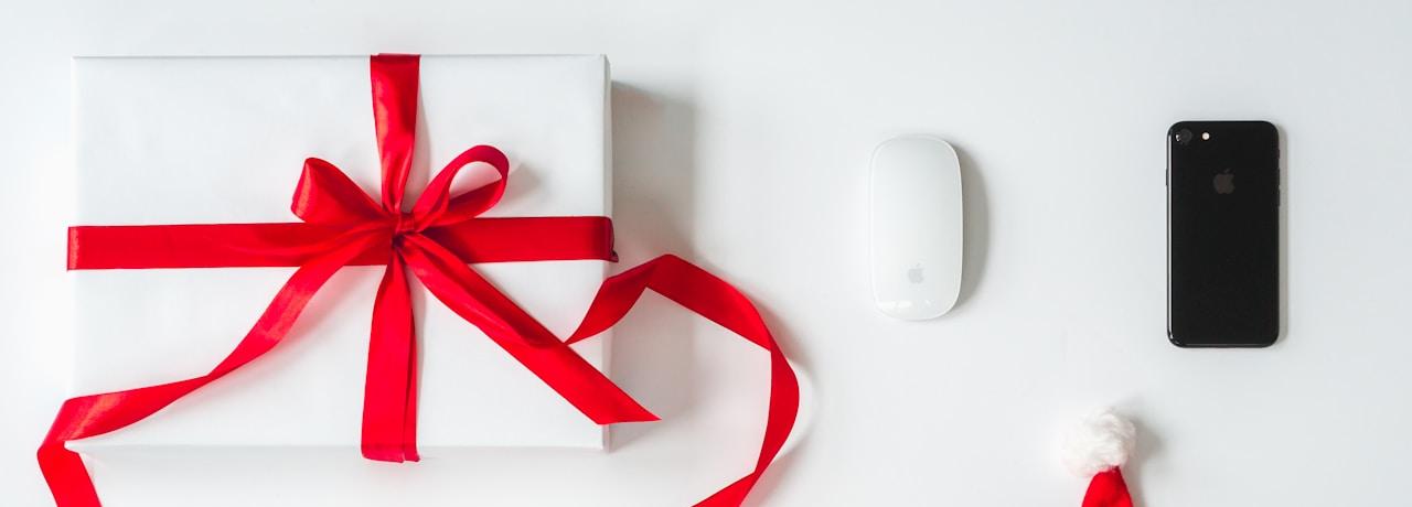 Selectie van gepersonaliseerde zakelijke kerstcadeaus met premium inpakpapier en gebrande geschenktassen, klaar om te geven aan klanten en medewerkers in 2025.